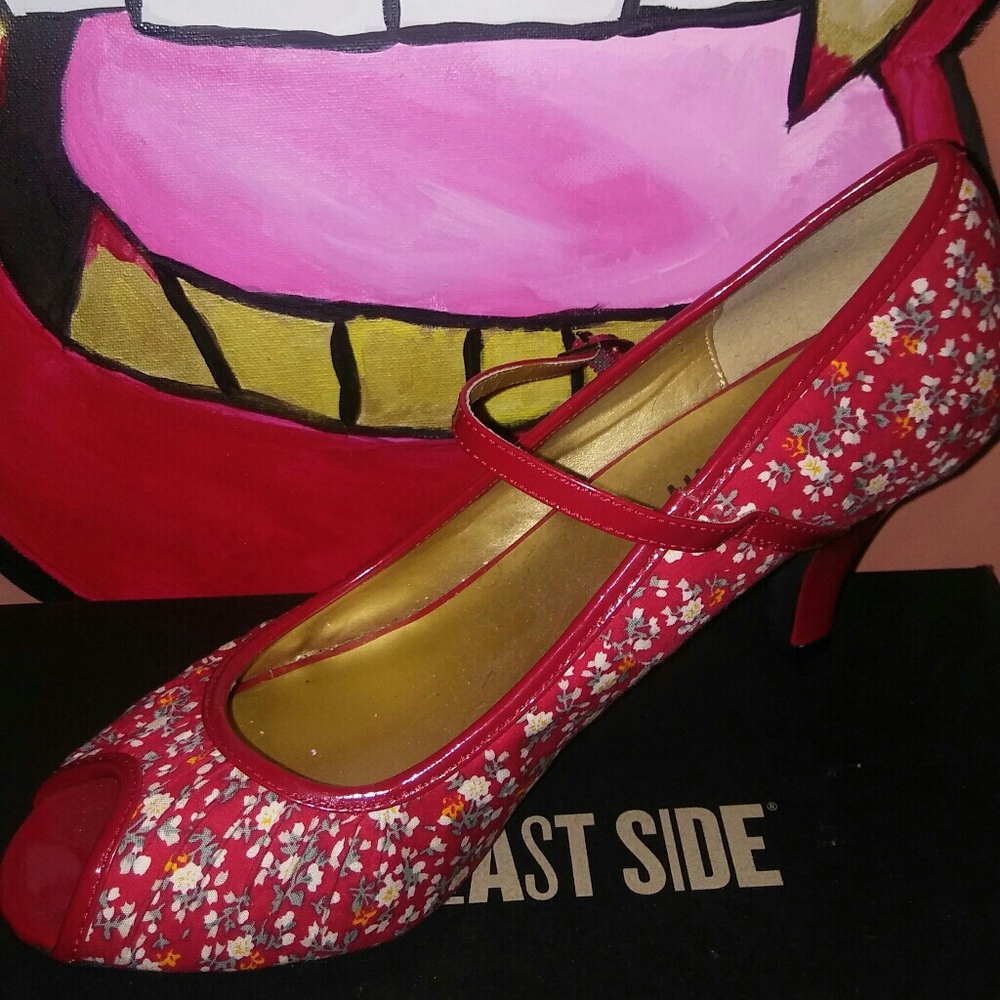 Never Worn!!! Beautiful Floral Peep Toe